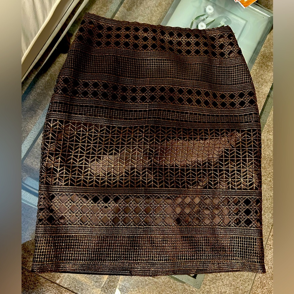 Beautiful NEW WHITE HOUSE /black market FOILED LACE PENCIL SKIRT
